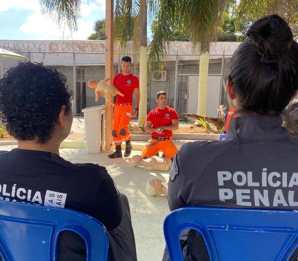 Bombeiros realizam treinamento de Suporte Básico de Vida em instituição de Vespasiano