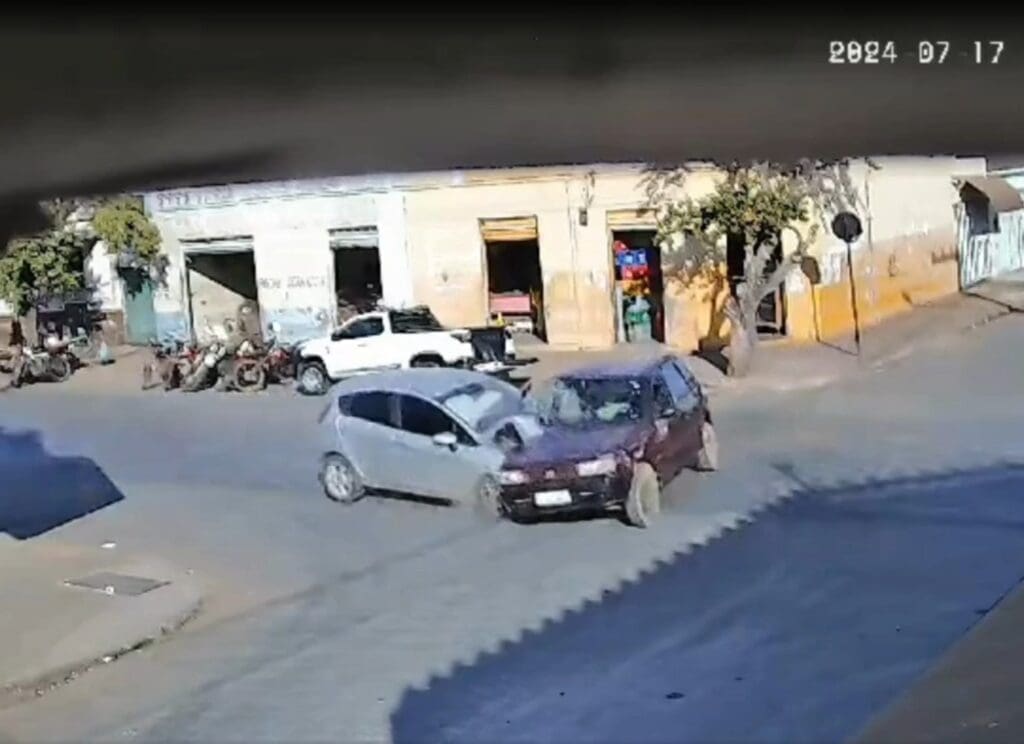Carros Colidem e Atropelam Pedestre em Patos de Minas