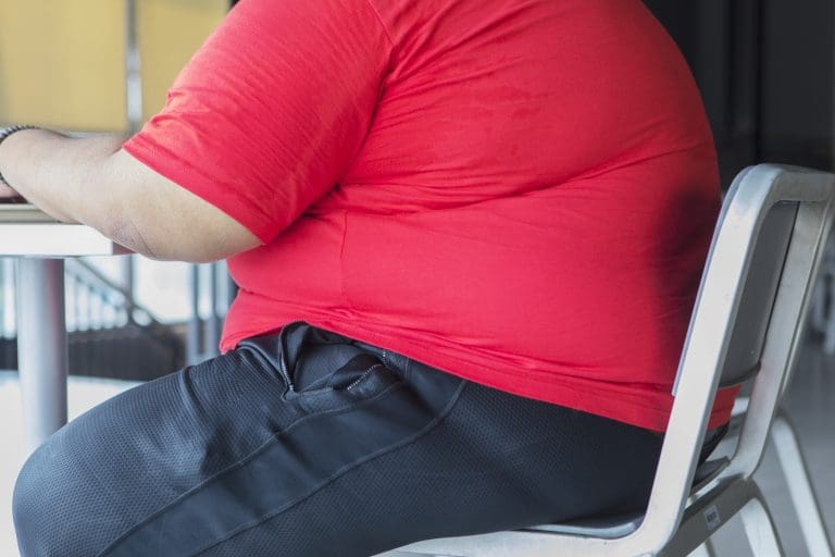 Projeto de Lei prevê a disponibilidade de macas e cadeiras de rodas para pessoas com obesidade em locais públicos
