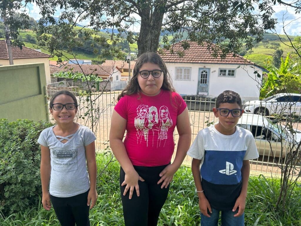 Aiuruoca realiza entrega de óculos pelo Programa Miguilim