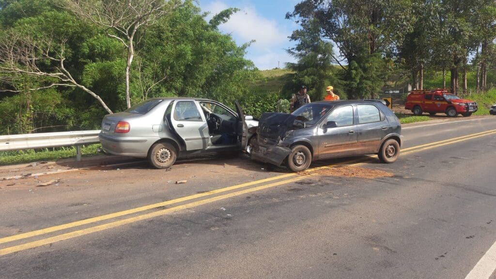 Colisão frontal entre veículos deixa dois feridos em Alfenas