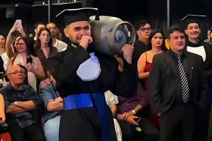 Jovem leva botijão de gás à formatura em homenagem ao pai, emocionando a todos