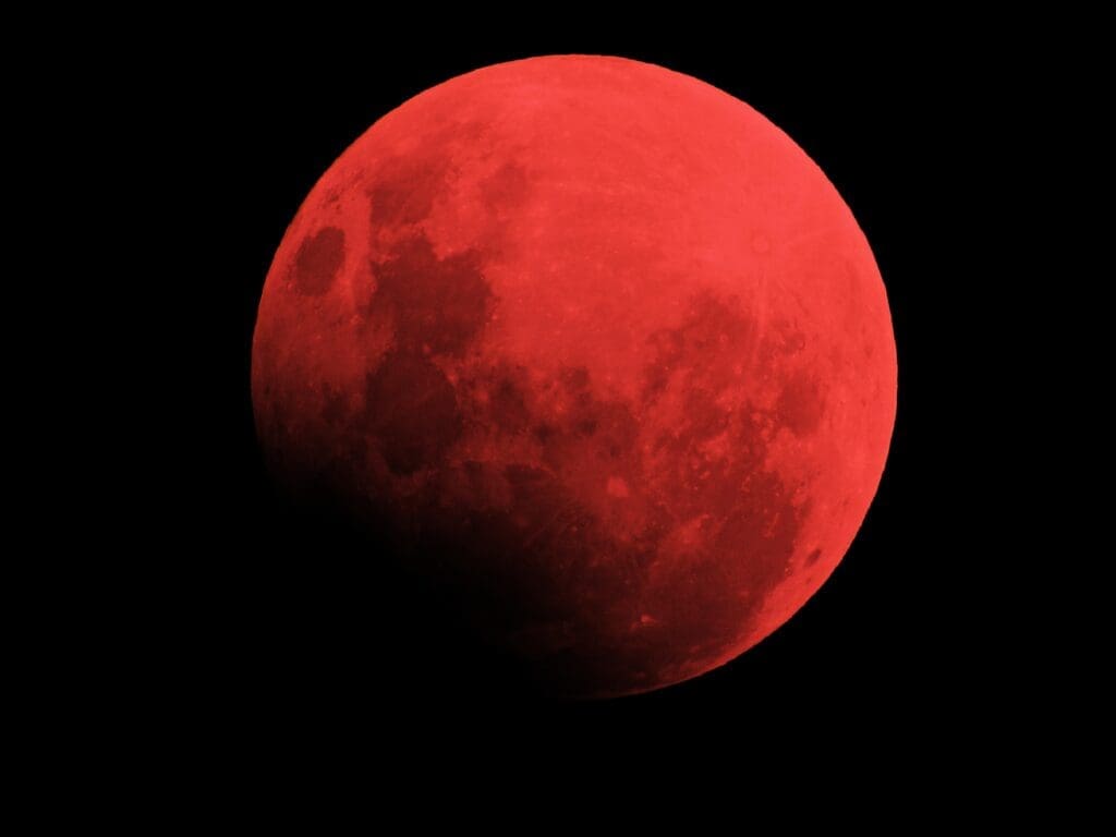 ‘Lua de Sangue’: confira registros do eclipse lunar na madrugada desta sexta-feira (14)