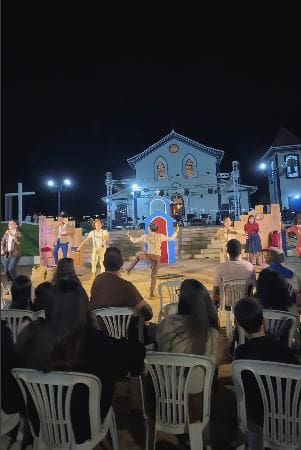 Espetáculo “O Grande Dia” encanta moradores de Cristais com apresentação ao ar livre