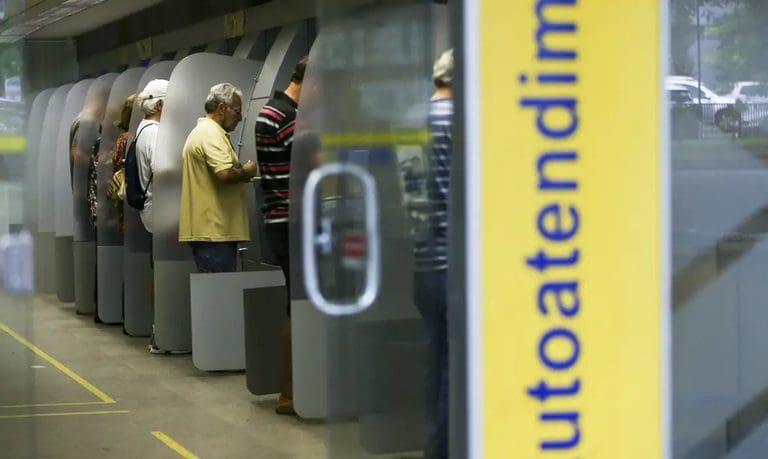 Transações financeiras tradicionais resistem e dividem espaço com Pix e celulares