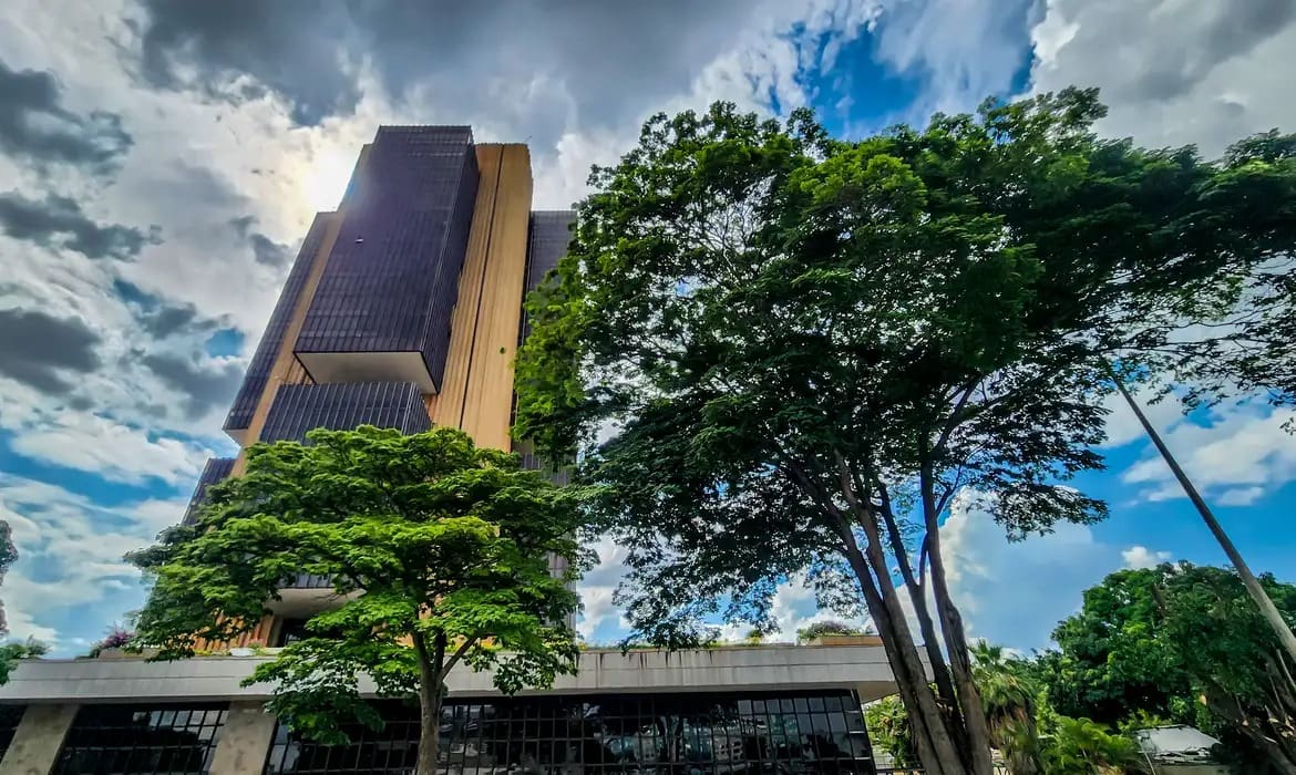Copom mantém Selic em 15% e sinaliza taxa elevada por longo período