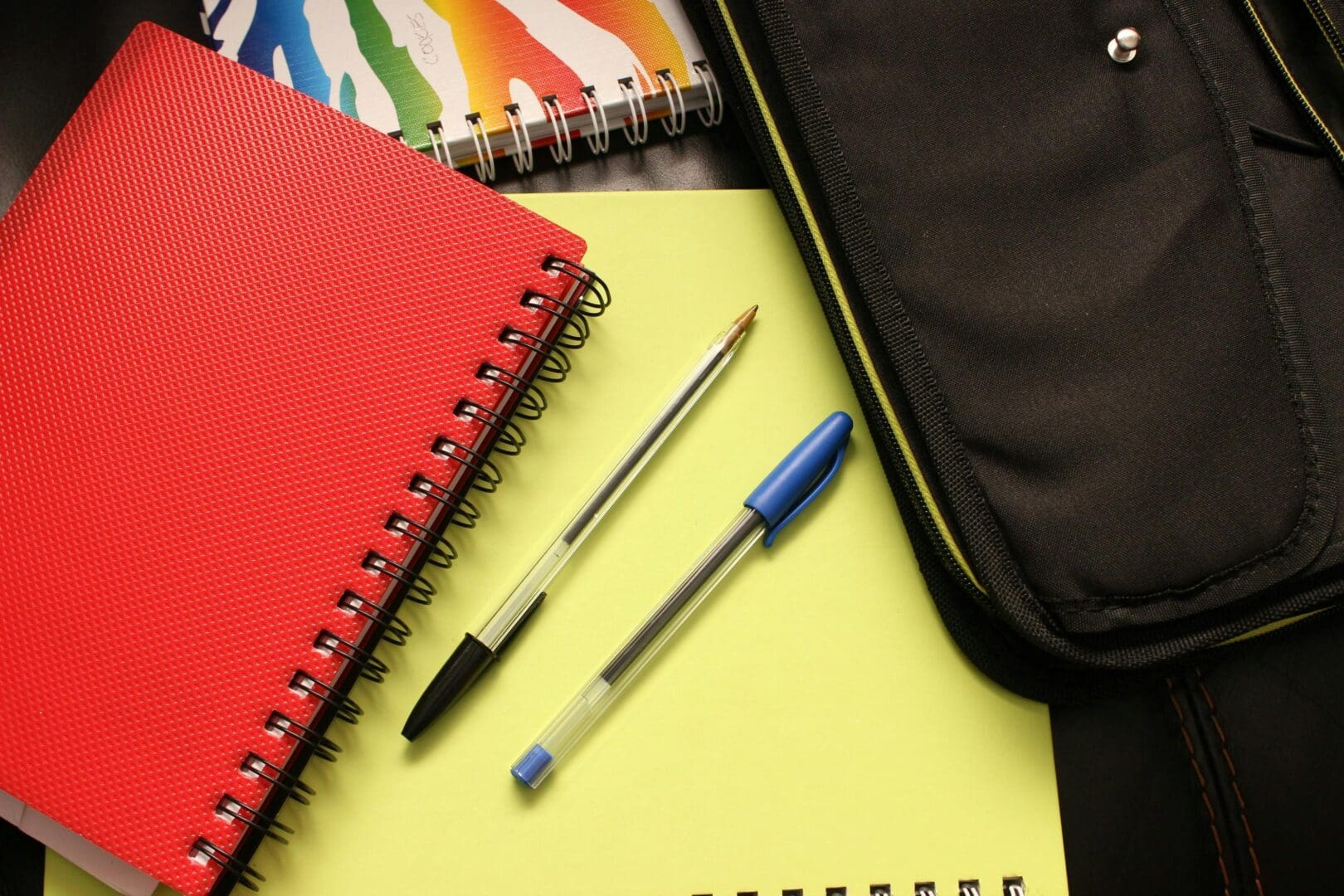 Confins divulga cronograma de entrega de material escolar e uniforme na rede municipal