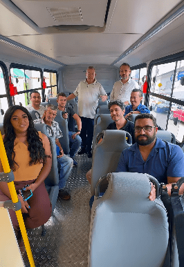 Ipuíuna recebe dois novos ônibus e reforça frota com apoio de lideranças estaduais e federais