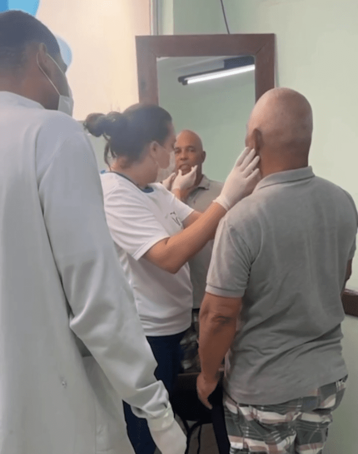 Secretaria de Saúde entrega primeiras próteses gratuitas do programa Brasil Sorridente em Pains