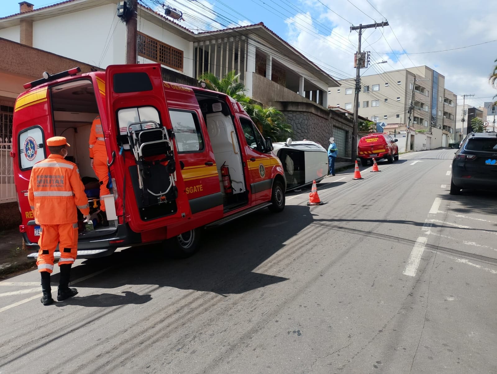 Idosa fica ferida após carro tombar na Avenida Fleming, em Varginha