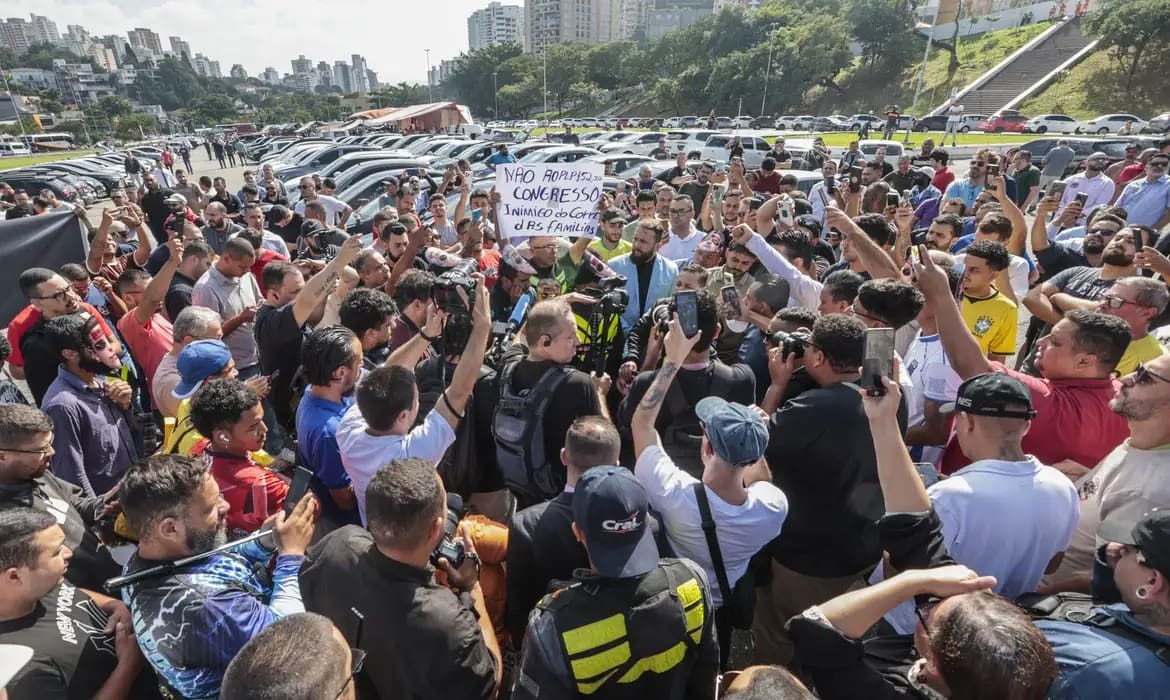 Motoristas protestam contra regulamentação do serviço por aplicativo