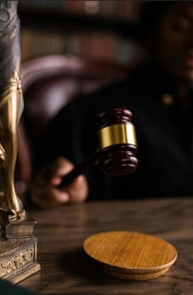 Justiça condena homem há 37 anos de prisão por tentativa de feminicídio contra ex-companheira em Belo Horizonte