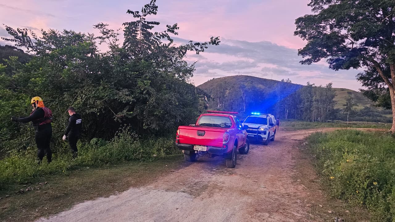 Corpo de Bombeiros resgatam corpo de homem no Rio Verde, em São Lourenço