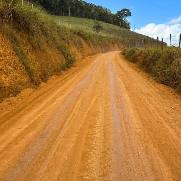 Miraí avança com manutenção de estradas rurais para melhorar mobilidade no município