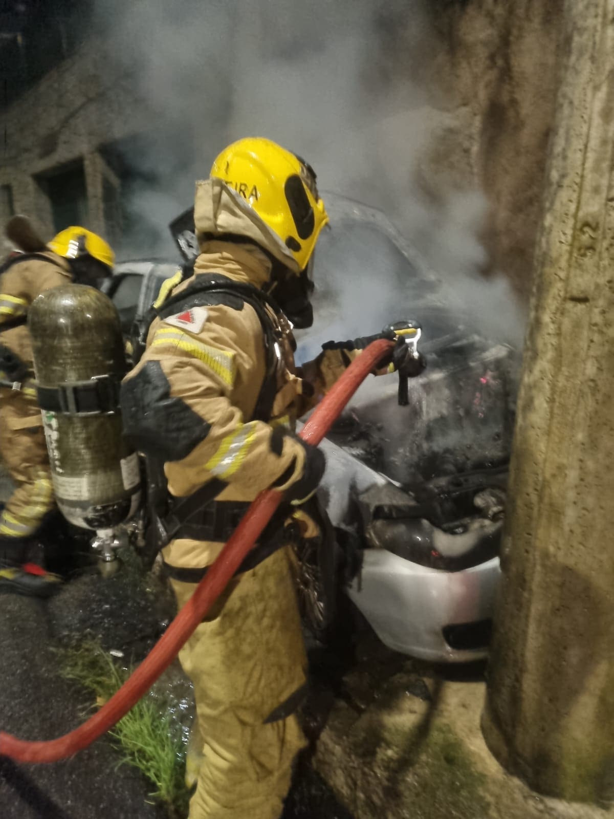 Carro é destruído por incêndio no bairro Cascatinha, em Poços de Caldas