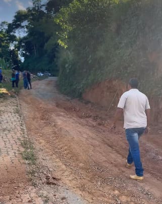 Passa Vinte inicia calçamento em ponto crítico da Vargem do Cocho e reforça manutenção de estradas rurais