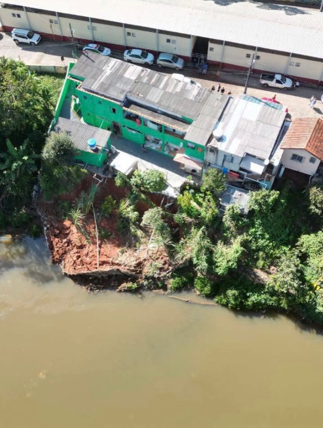 Prefeitura e Defesa Civil interditam imóveis e trecho de rua após risco estrutural em Soledade de Minas