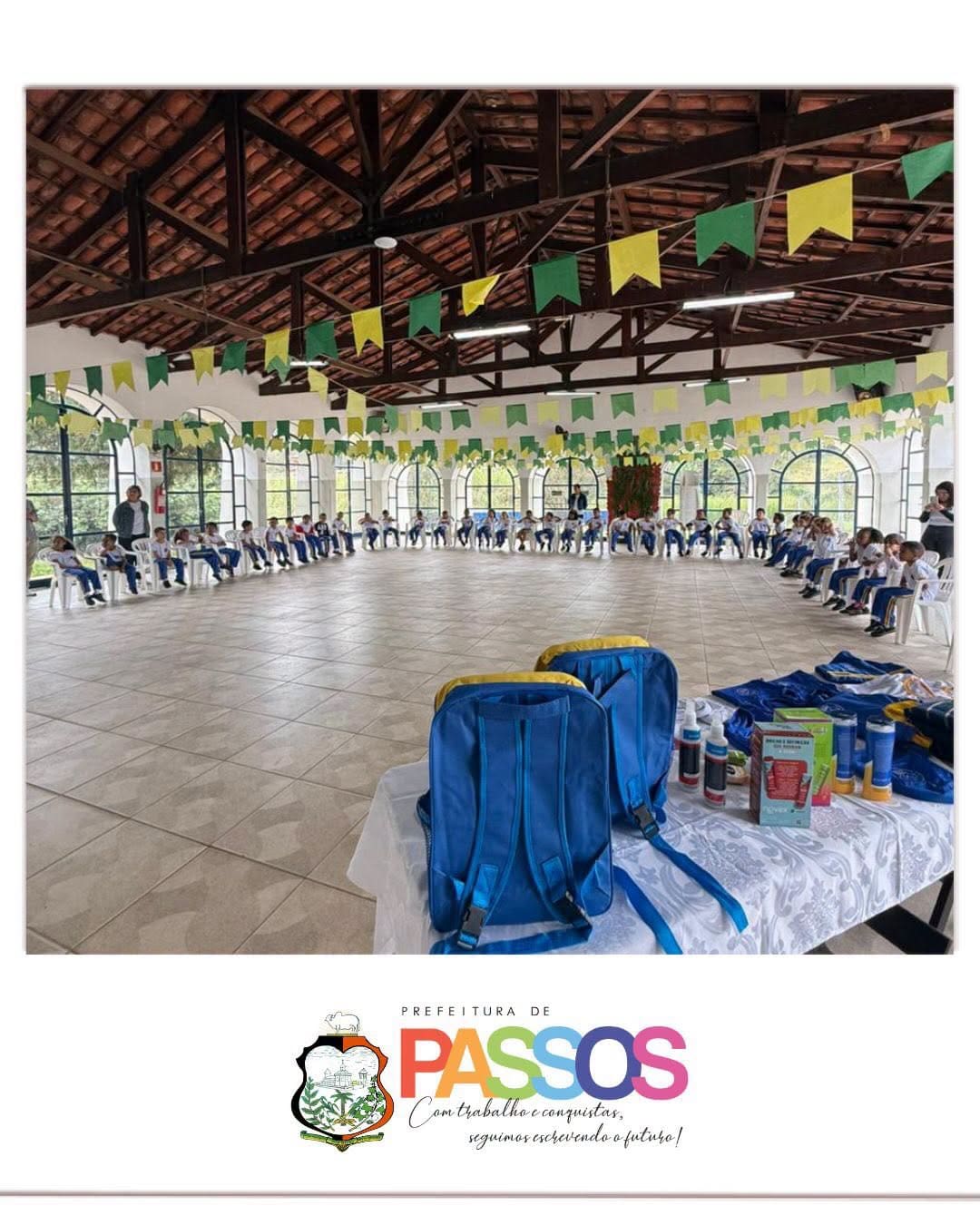 Passos entrega materiais a alunos do Projeto de Educação em Tempo Integral